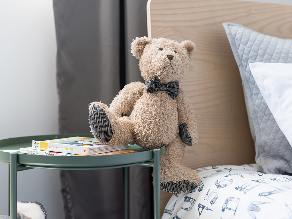 Big Kid Bedroom Design, closeu up side table and teddy bear