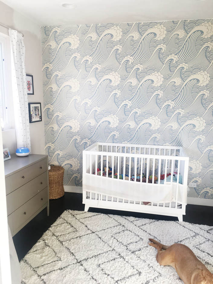 Before picture nursery, whit crib, graphic wave wallpaper